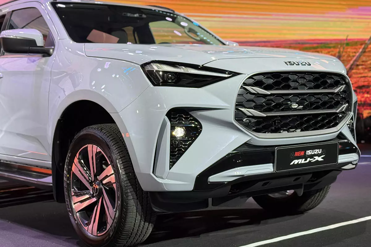 Isuzu mu-X 2025 ra mắt: Có 5 phiên bản, làm mới ngoại hình, giá tăng thêm 18 - 19 triệu đồng 2