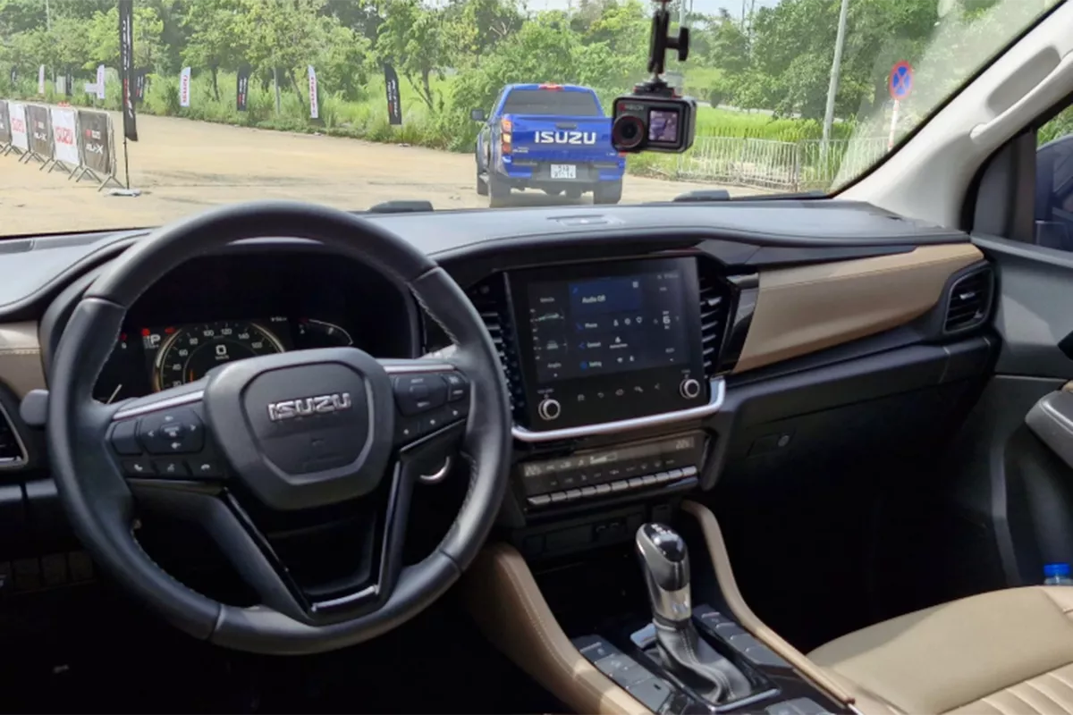 Nội thất Isuzu mu-X 2