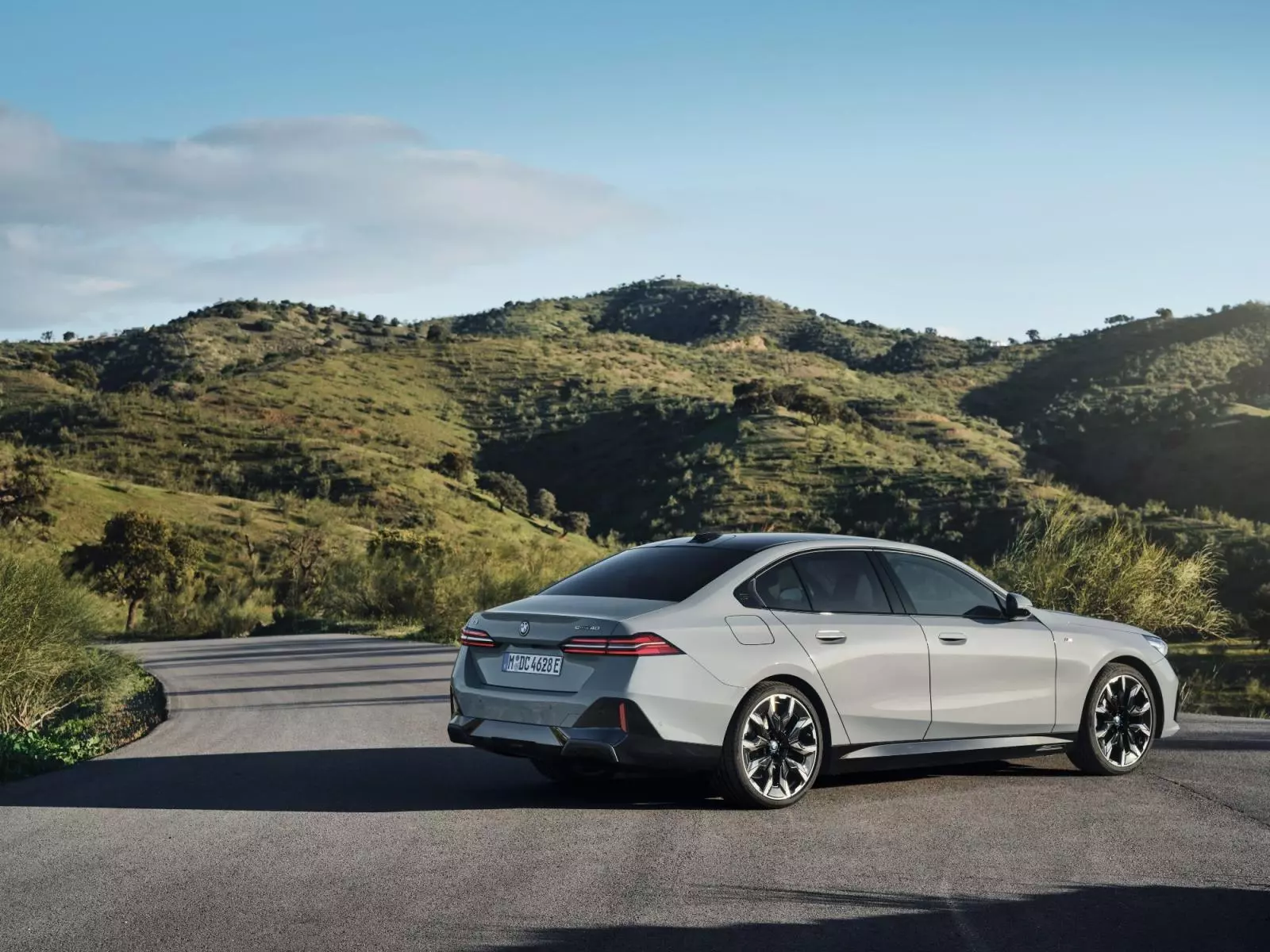 Ngoại hình BMW 5 Series thế hệ mới tại Việt Nam.
