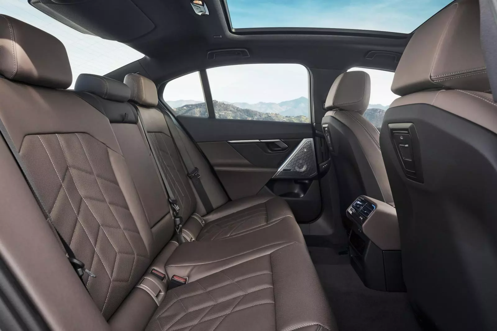 Ghế xe BMW 5 Series 2025.