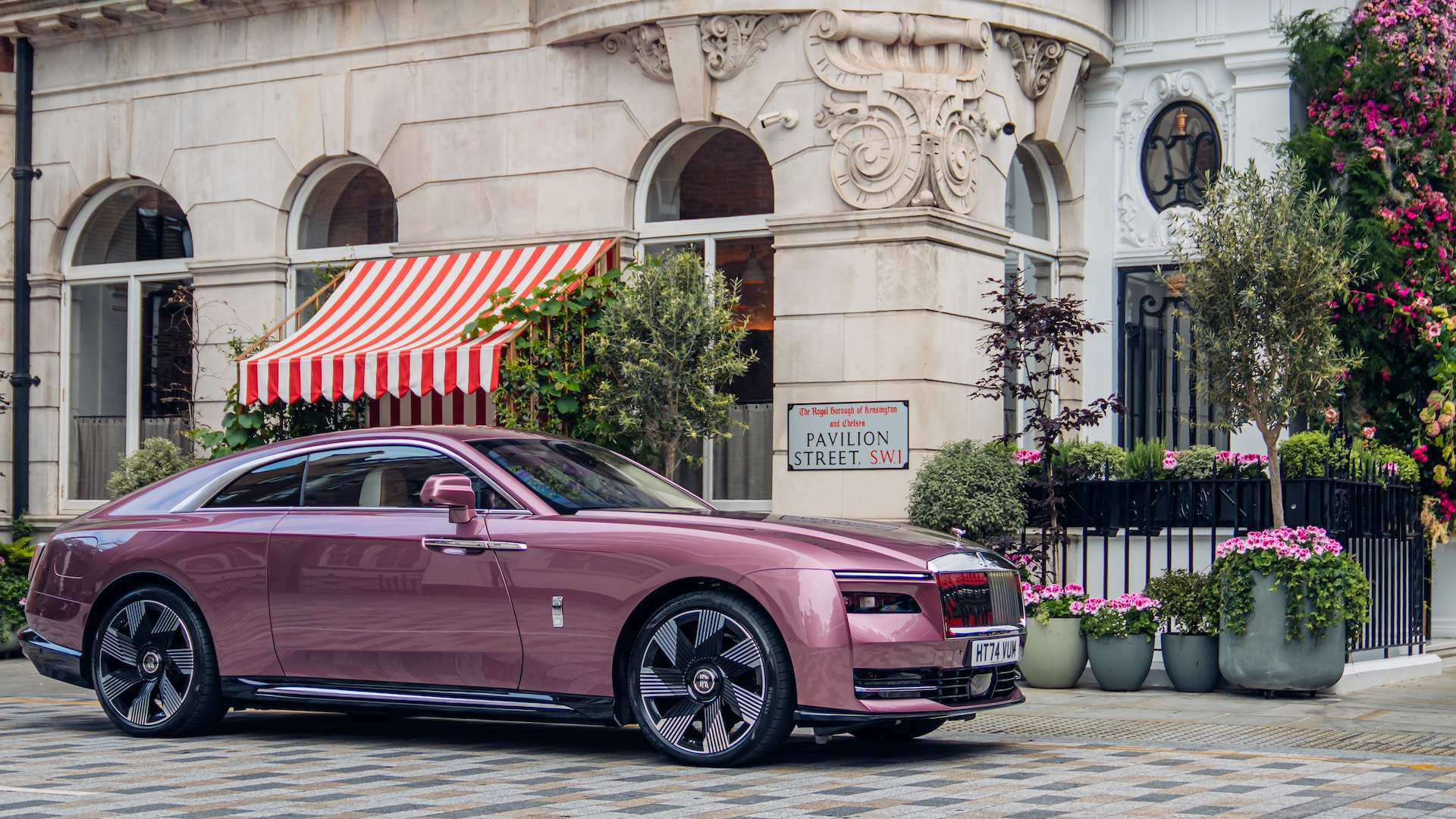 p90600735_highres_rolls-royce-celebrat-1 Rolls-Royce Spectre