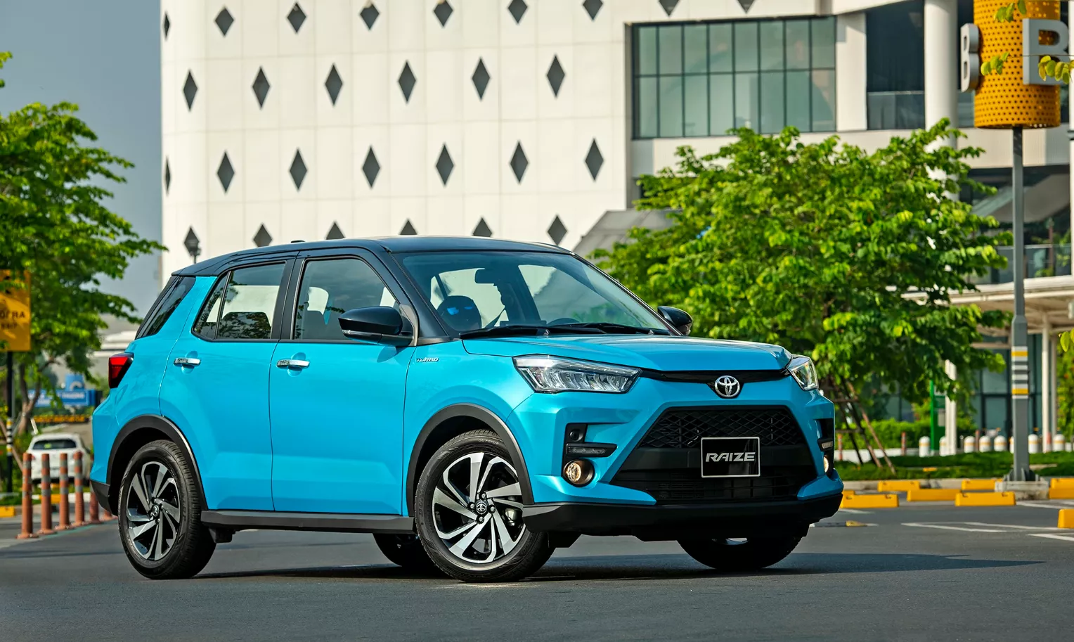 Toyota Raizse sở hữu ngoại hình bắt mắt phù hợp xu hướng người trẻ .