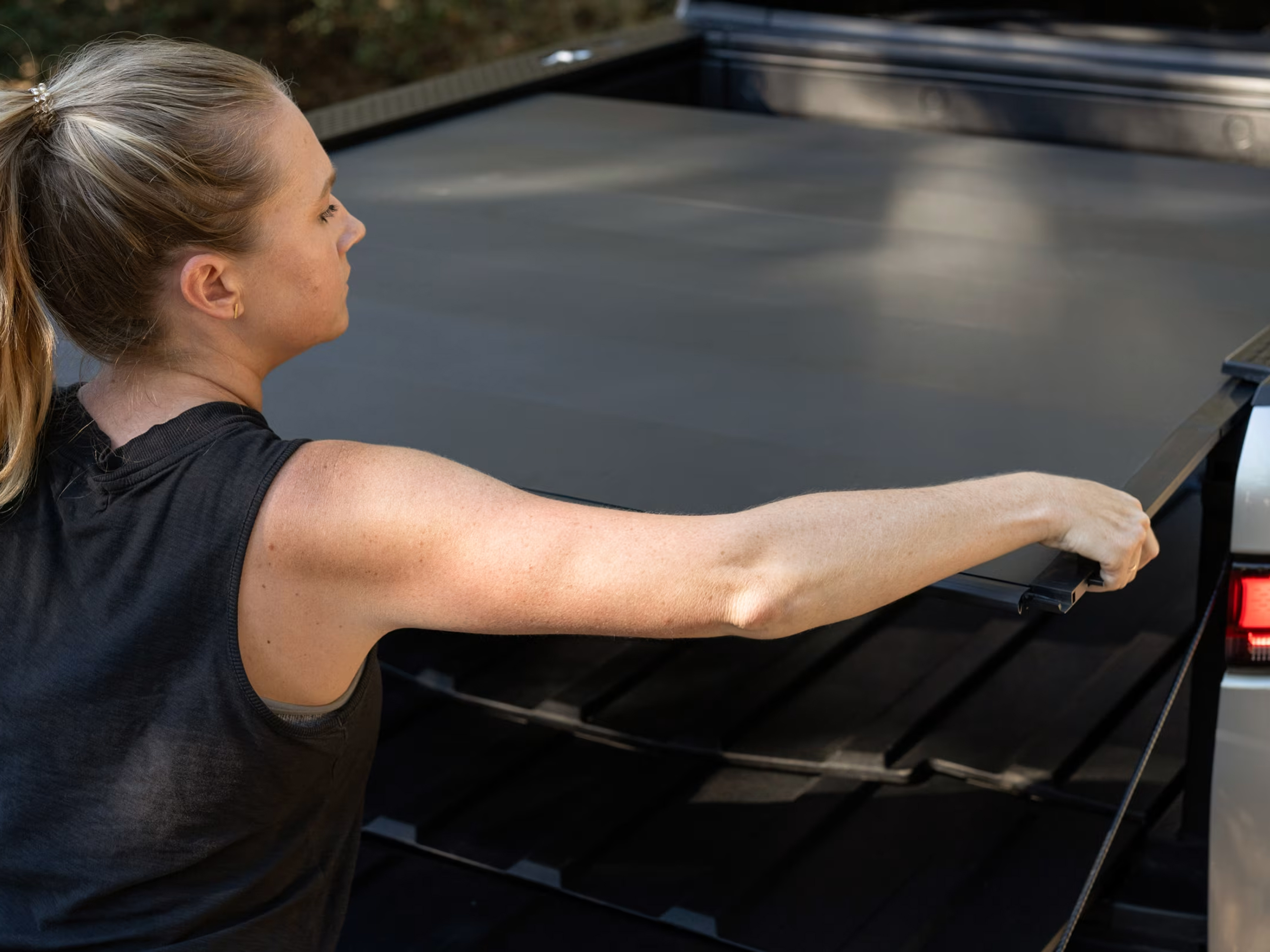 riv1 Rivian R1T tonneau cover.
