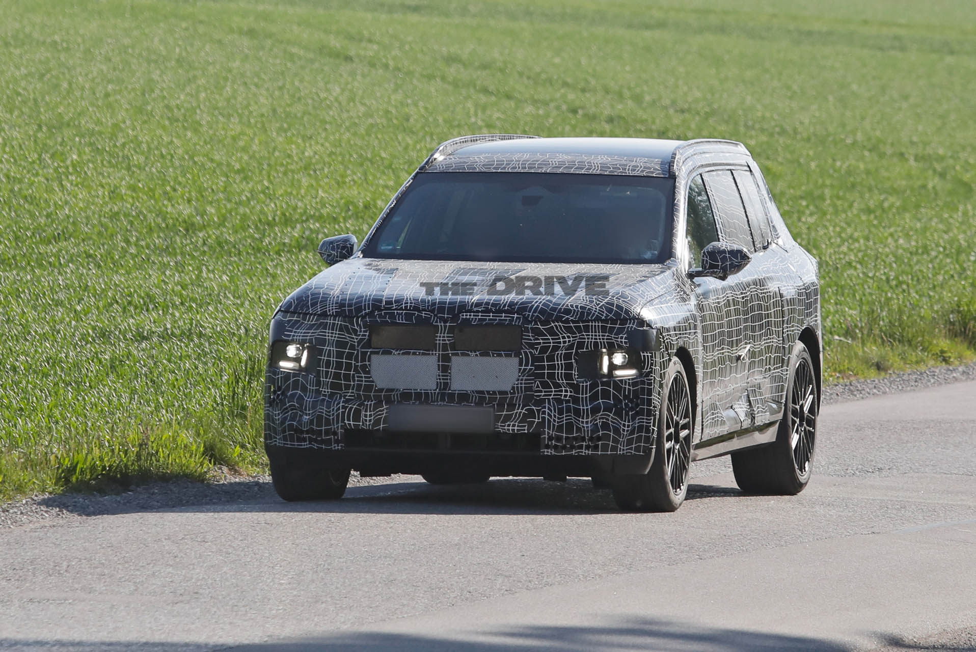 sb31253 2028 BMW X7 spy shots