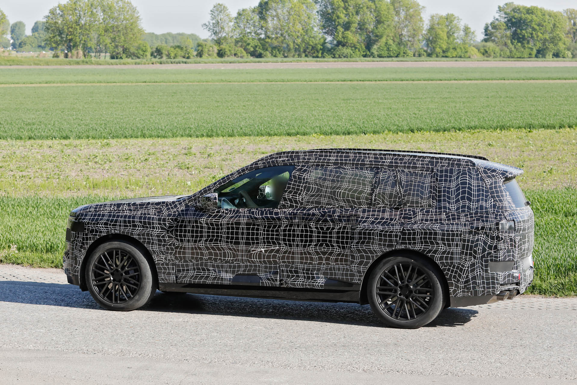 sb31270 2028 BMW X7 spy shots