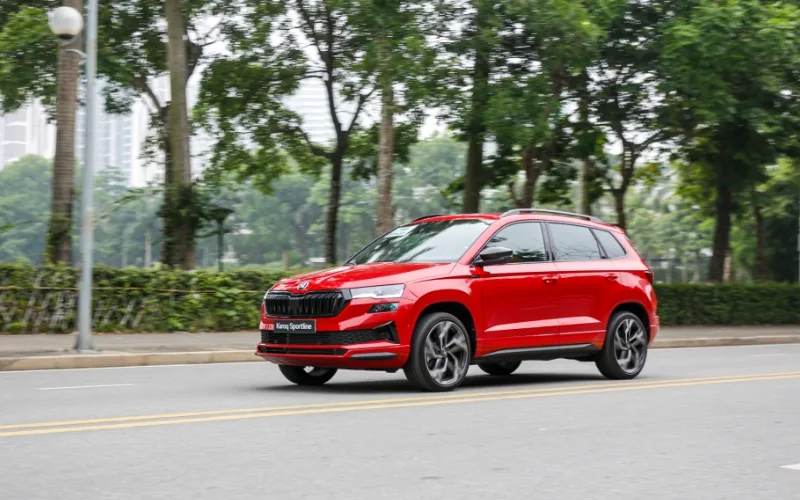 skoda-karoq-2025-2-png Thân xe khỏe khoắn, năng động