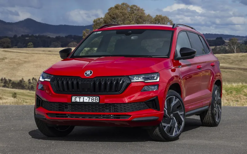 skoda-karoq-2025-3-png Phần đầu xe Skoda Karoq 2025 tạo ấn tượng mạnh mẽ với cụm lưới tản nhiệt hình lục giác kết hợp cùng hốc gió