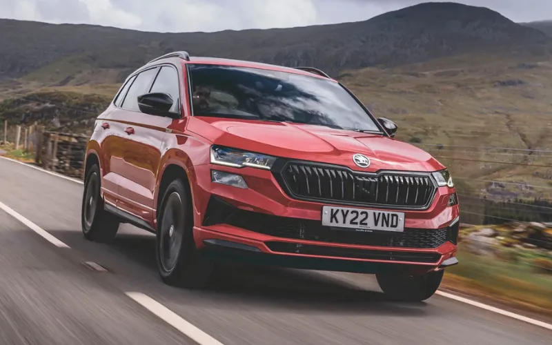 skoda-karoq-2025-5-png ụm đèn pha của Skoda Karoq 2025 được thiết kế liền kề với lưới tản nhiệt và hài hòa với đường nét nắp capo