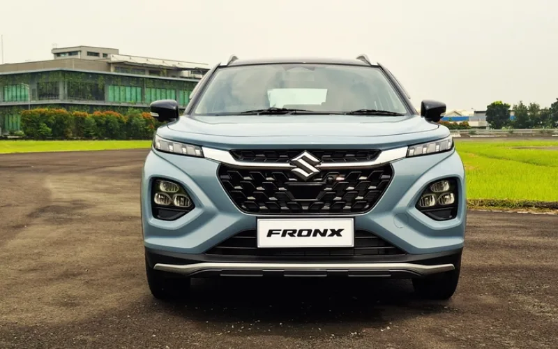 suzuki-fronx-2-png Phần đầu xe nổi bật với đèn LED định vị ban ngày nằm sát nắp ca-pô, trong khi cụm đèn pha được đặt tách biệt phía dưới.