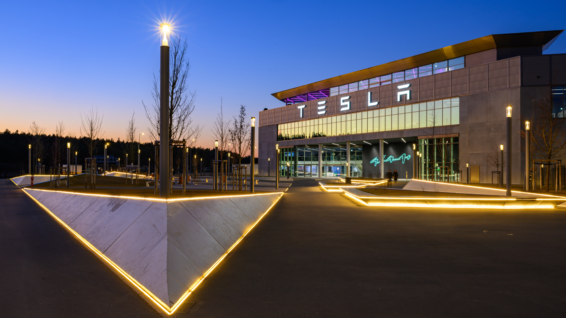 tesla-brand-1 Evening over the Tesla Gigafactory Berlin-Brandenburg. Three years ago, on March 22, 2022, the Tesla e-car plant was opened in Grünheide, east of Berlin.