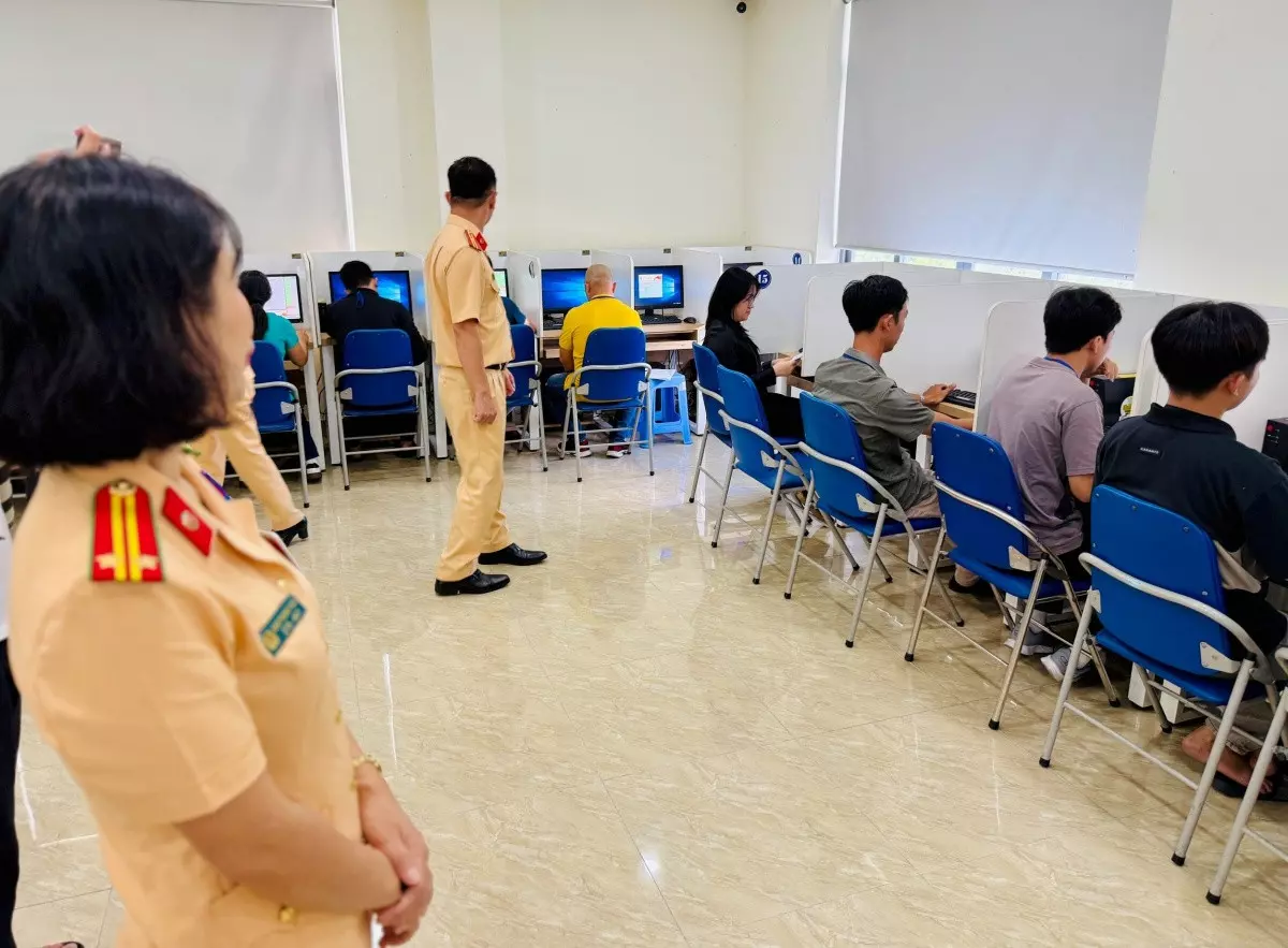 Bộ Công an bổ sung thêm 3 câu hỏi mới về ô tô điện.