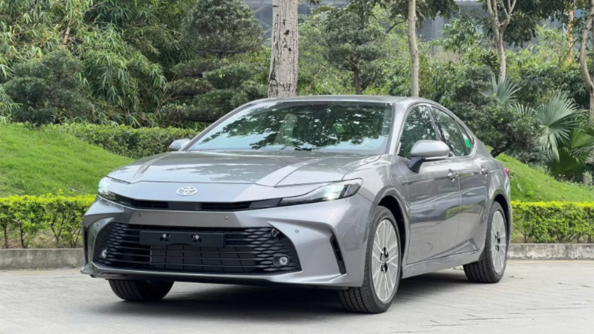 Toyota Camry giảm "kịch sàn" 100 triệu tại đại lý 1