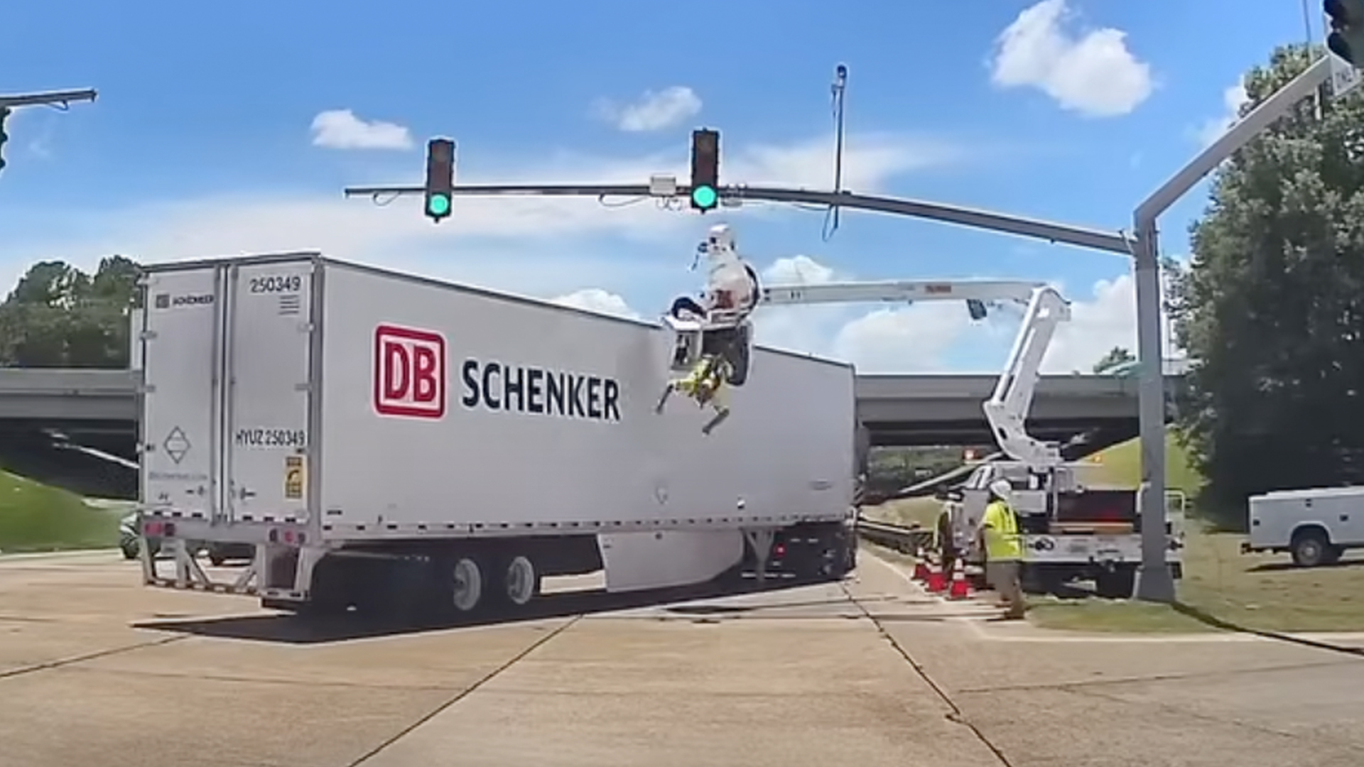 traffich1-1 Tractor trailer clipping traffic light tech in an intersection