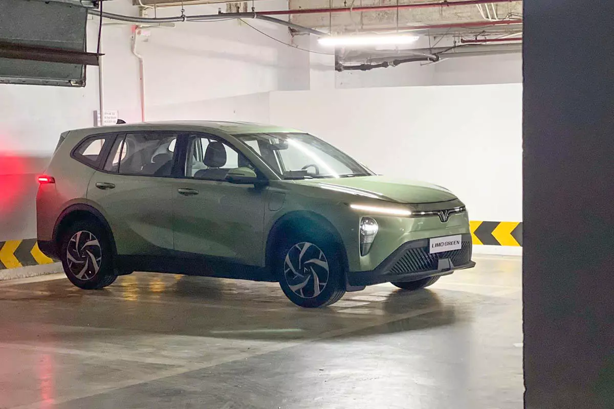 Hình ảnh ngoại thất thực tế của VinFast Limo Green