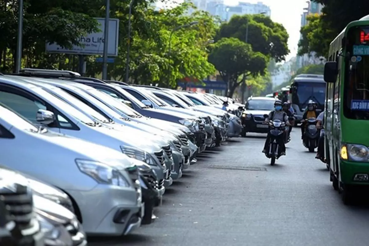 Nếu sống tại các thành phố lớn, người dùng ô tô phải chi khoản phí gửi xe dao động từ 1-3 triệu đồng tuỳ vị trí. 1