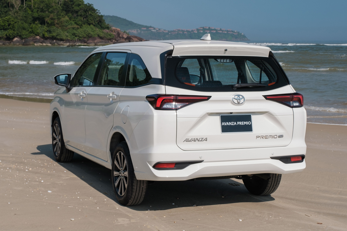 Đuôi xe Toyota Avanza Premio.