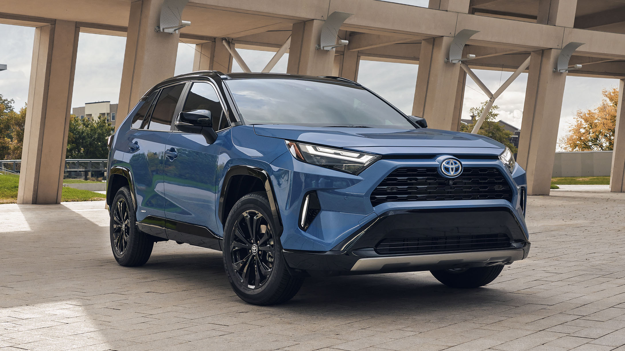 my24_rav4_hybrid_xse_001-copy Toyota RAV4 in blue.
